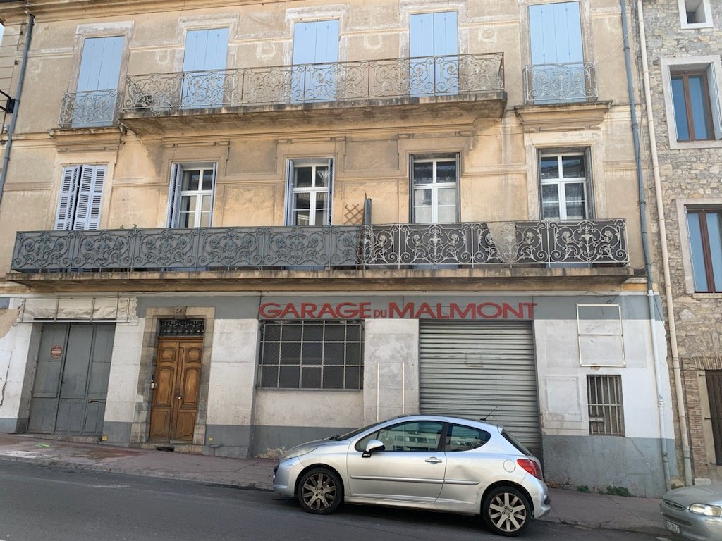 BIEN ATYPIQUE, vente de trois lots de copropriété non séparables formant un T4, T2, un studio et des combles aménageables - DRAGUIGNAN